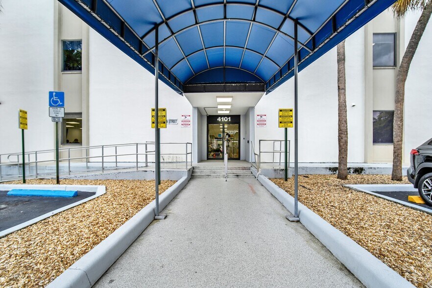 More Photos Of 4101 NW 4th St, Plantation Medical For Lease