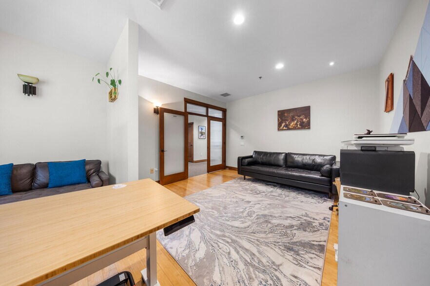More Photos Of 750 Buckaroo Trl, Sisters Office For Sale