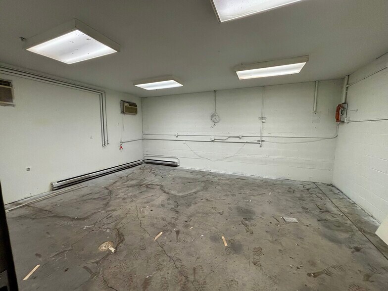 More Photos Of 315 N 9th St, St Charles Distribution For Lease