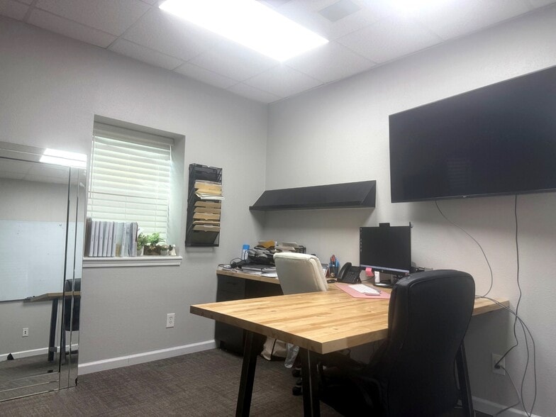 More Photos Of 404 Newport Blvd, League City Flex For Sale