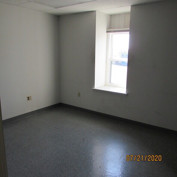 More Photos Of 457 Diller Ave, New Holland Warehouse For Lease