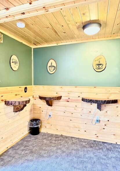 Primary Photo Of 1665 Whisper Ridge Rd, Ashton Hotel For Sale