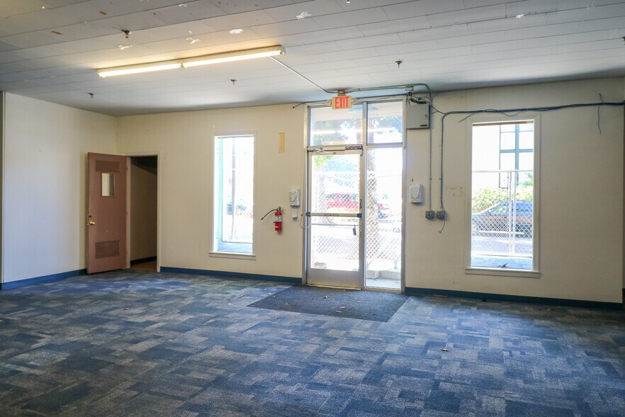 More Photos Of 181 Anderson Ave, Coos Bay Department Store For Sale