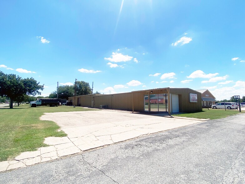 More Photos Of 621-633 N Kessler St, Wichita Showroom For Lease