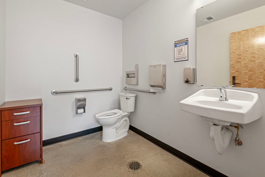 More Photos Of 544 SW 4th St, Redmond Office For Sale