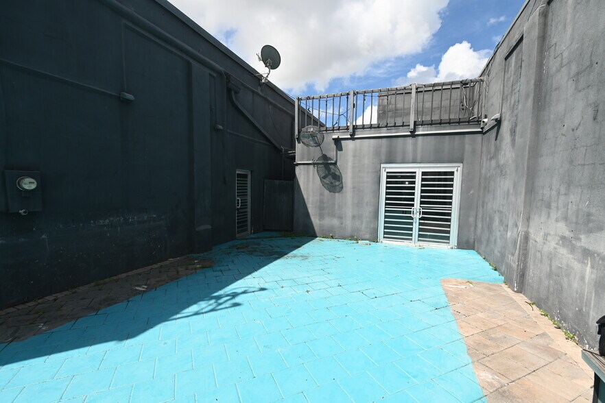 More Photos Of 47 W Amelia St, Orlando Bar For Sale