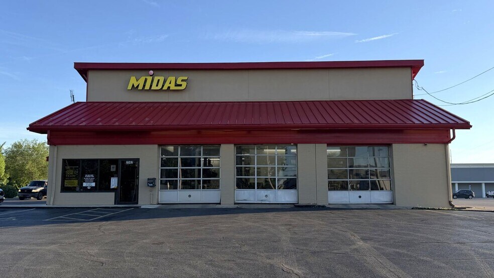 Primary Photo Of 2562 Columbus St, Grove City Auto Repair For Sale