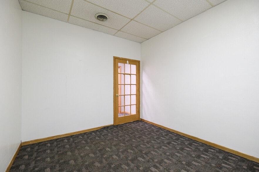 More Photos Of 915 S Front St, Mankato Office For Sale