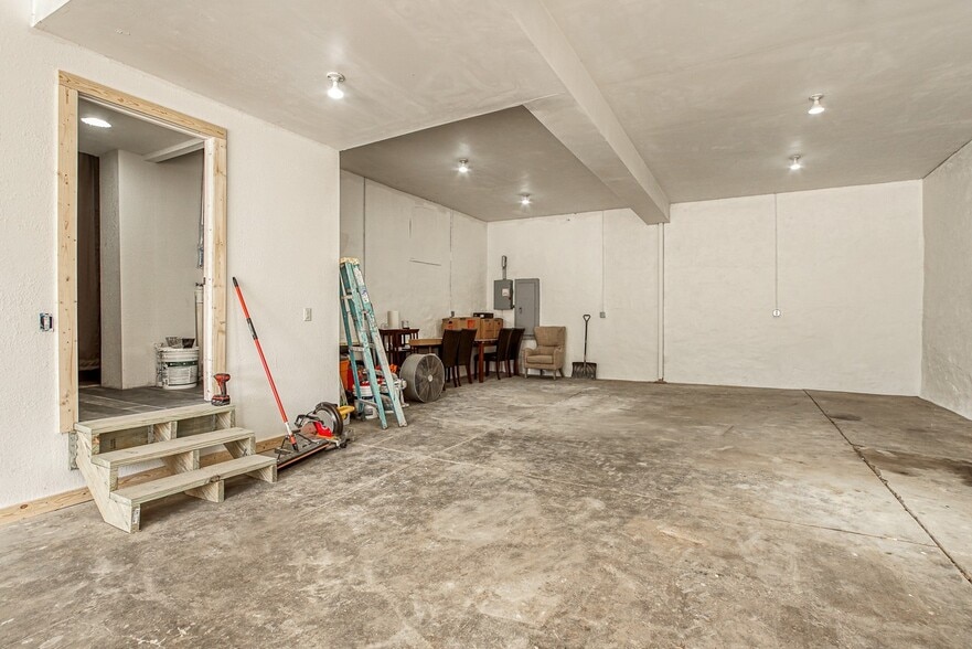 More Photos Of 1730 W 39th Ave, Kansas City Light Distribution For Sale