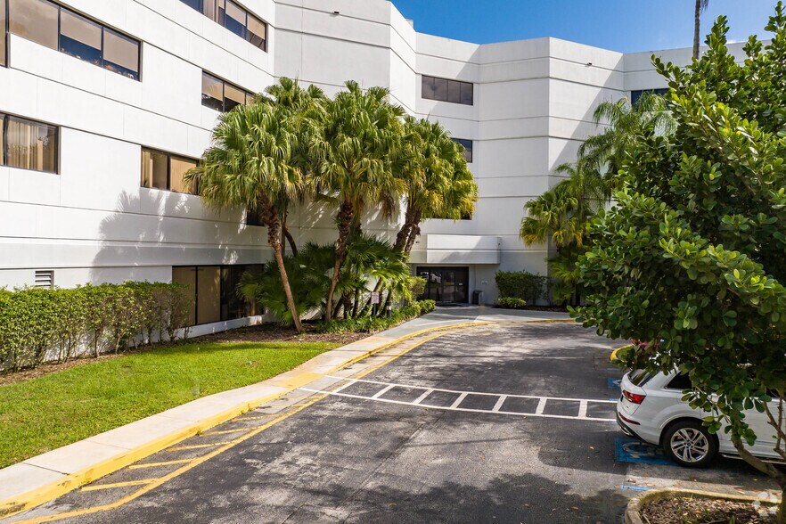 More Photos Of 9050 Pines Blvd, Pembroke Pines Office For Lease