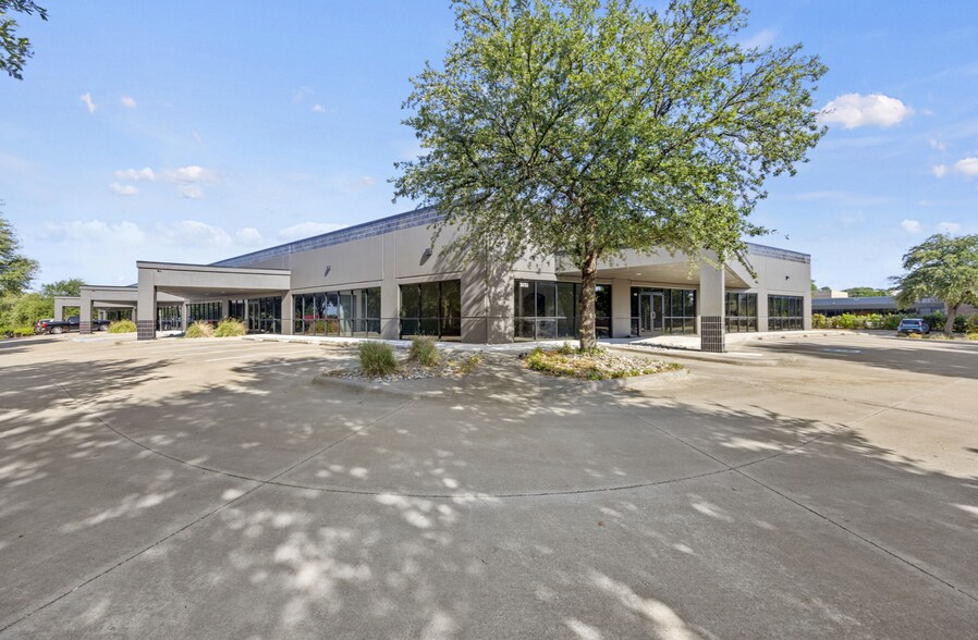 More Photos Of 3033 W Royal Ln, Irving Showroom For Sale