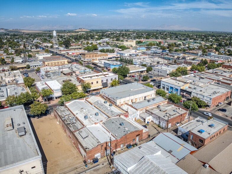More Photos Of 137 N L St, Dinuba Storefront Retail Residential For Sale