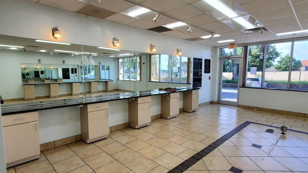 More Photos Of 12447 Clarksville Pike, Clarksville Storefront Retail Office For Lease