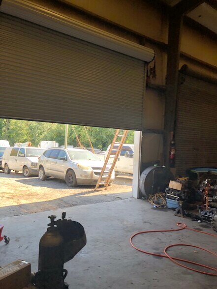 More Photos Of 240 Waters Rd, Atlanta Warehouse For Sale