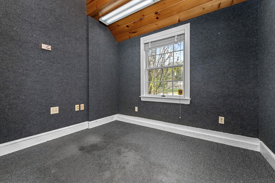 More Photos Of 11 Maple St, West Newbury Office For Sale