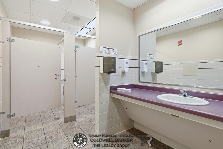 More Photos Of 733 Landmark Dr, Casper Medical For Sale