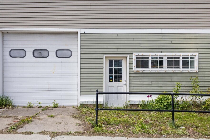 More Photos Of 21 Bright St, Burlington Freestanding For Sale