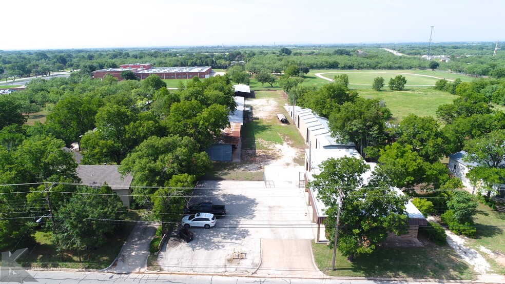 More Photos Of 411 E South 11th St, Abilene Warehouse For Lease