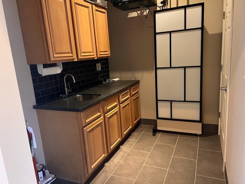 More Photos Of 211 W Matthews St, Matthews Office For Sale
