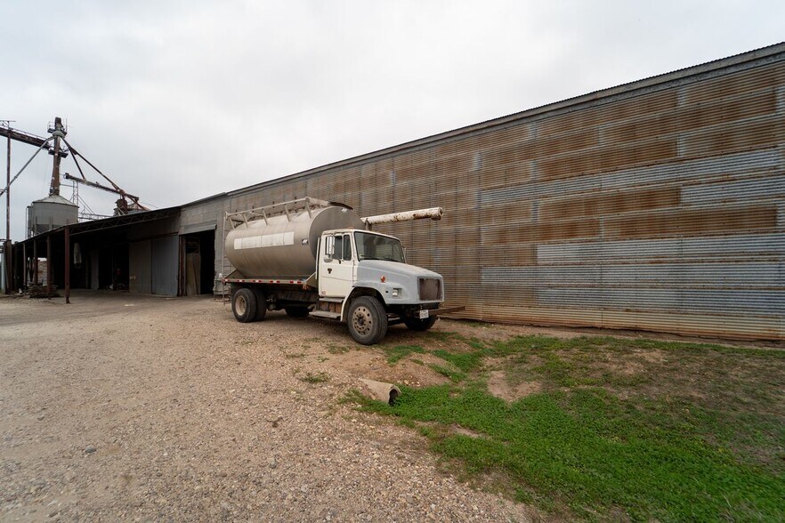 More Photos Of 610 E End St, Goliad General Retail For Sale