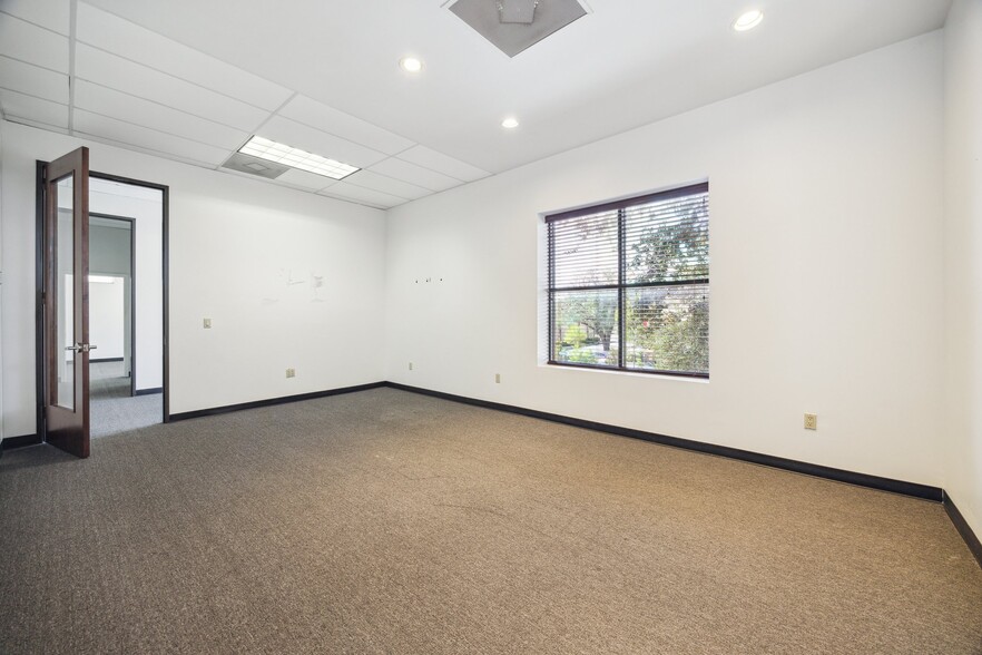 More Photos Of 500 Durham Dr, Houston Office For Lease
