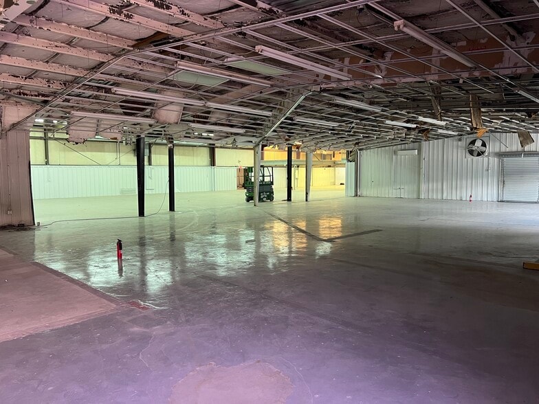 More Photos Of 508 Cobb Pky NE, Marietta Warehouse For Lease