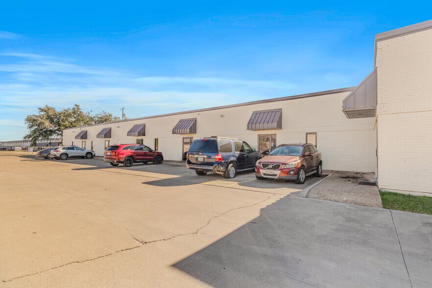 More Photos Of 8160 Moberly Ln, Dallas Light Manufacturing For Lease