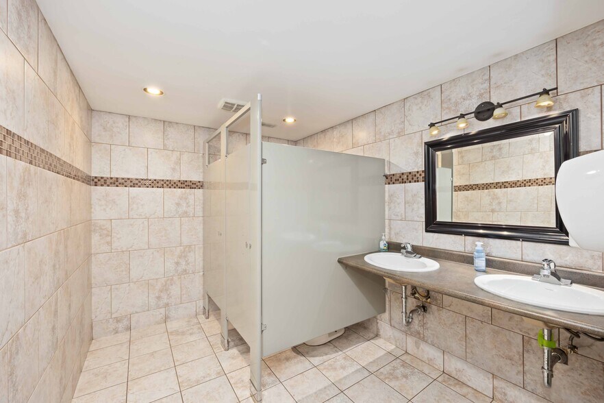 More Photos Of 607 St Clair St, Point Edward Flex For Sale