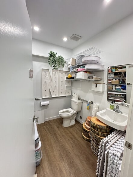 More Photos Of 10887-10891 NW 17th St, Miami Unknown For Lease