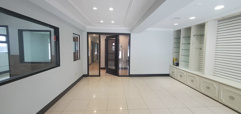 More Photos Of 324 E Paces Ferry Rd NE, Atlanta Storefront Retail Office For Lease