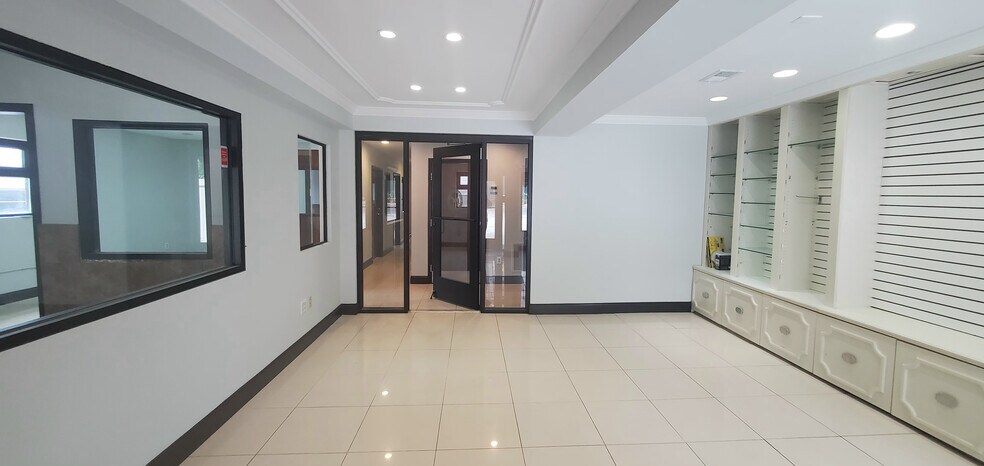 More Photos Of 324 E Paces Ferry Rd NE, Atlanta Storefront Retail Office For Sale