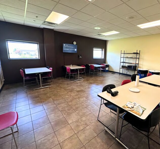 More Photos Of 909 S Perkins St, Appleton Light Manufacturing For Sale