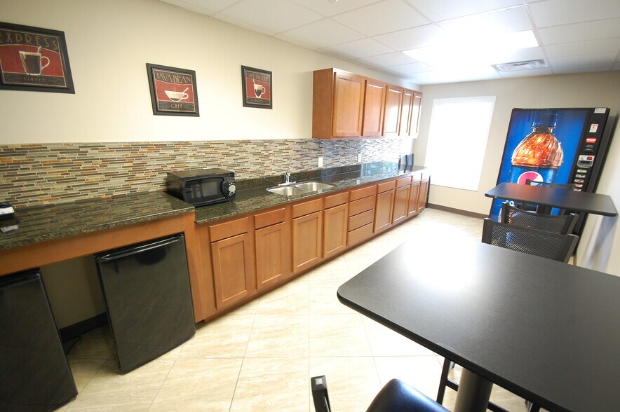 More Photos Of 5251 S East St, Indianapolis Office For Lease