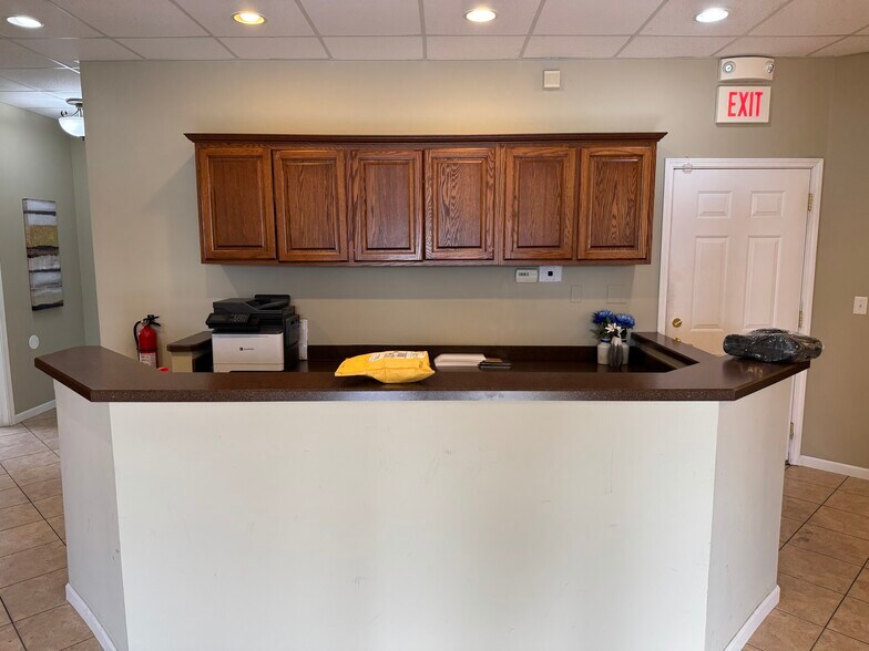 More Photos Of 4 Bonnie Ln, Yorkville Office For Sale
