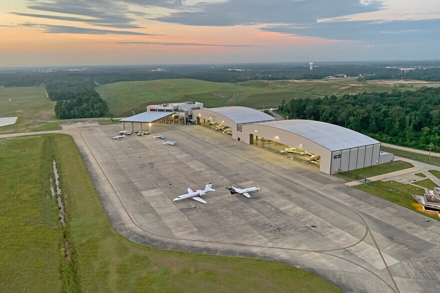 More Photos Of 2971 Hawthorne Dr, Conroe Airplane Hangar For Lease