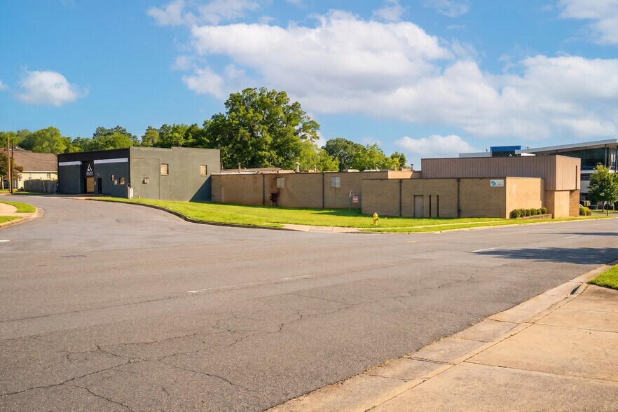 More Photos Of 511 W Summit Ave, Charlotte Flex For Sale