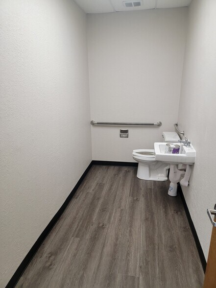 More Photos Of 5002-5008 Commercial St SE, Salem Freestanding For Lease