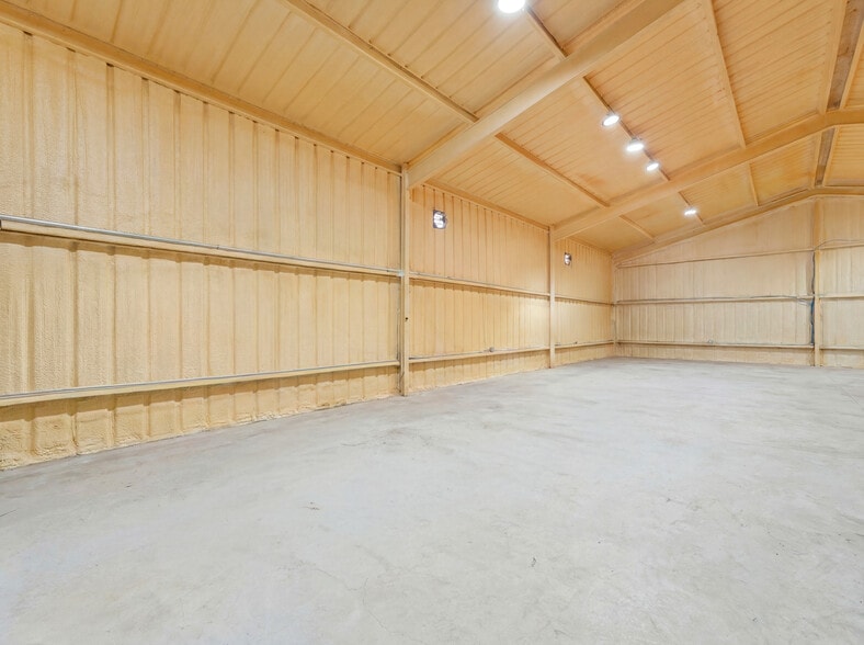 More Photos Of 117 Business Dr W, Kerrville Warehouse For Sale