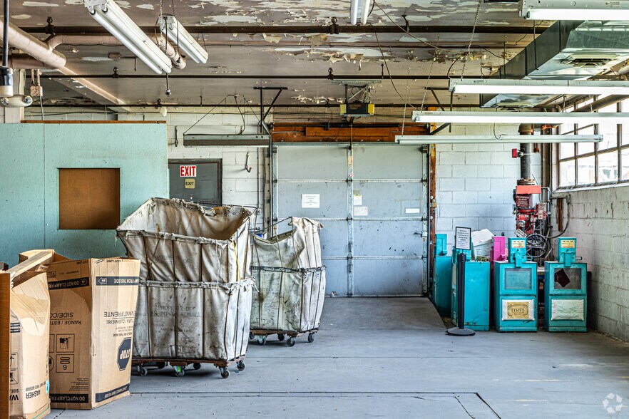 More Photos Of 422 Seneca St, Leavenworth Flex For Sale