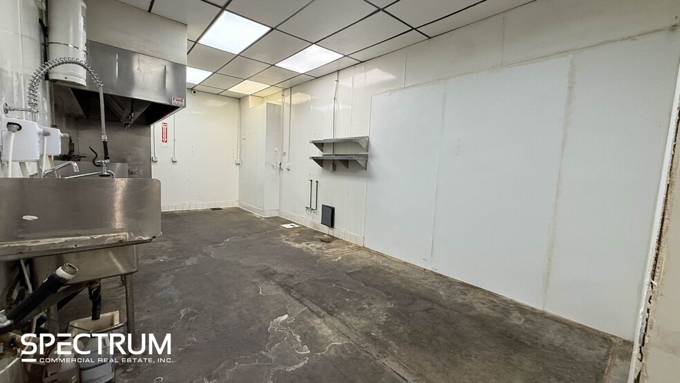 More Photos Of 18000 Ventura Blvd, Encino Restaurant For Lease