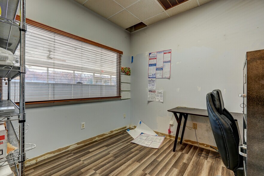 More Photos Of 247 W Kings Hwy, Eden Storefront Retail Office For Sale