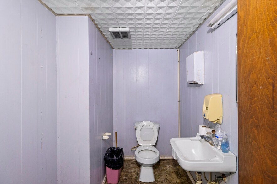 More Photos Of 1801 N Main St, Baytown Flex For Sale