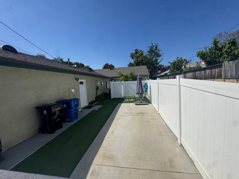 More Photos Of 19604 Victory Blvd, Tarzana Apartments For Sale