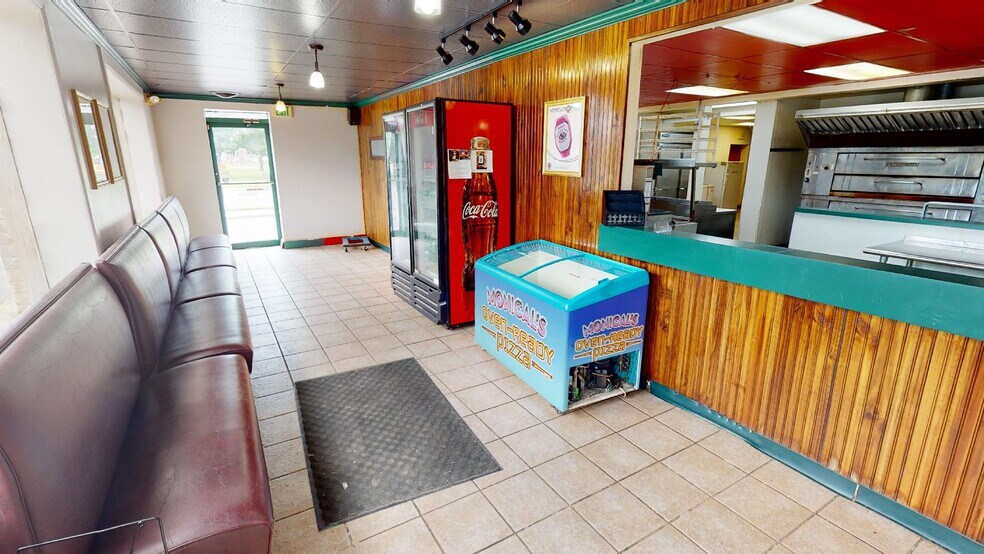 More Photos Of 912 1/2 S Main St, Monticello Storefront For Lease