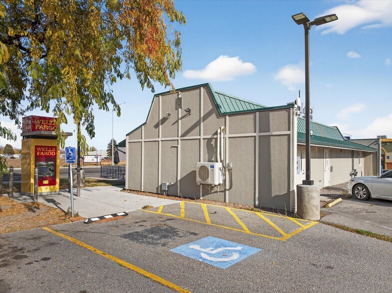 More Photos Of 975 Campbell St, Baker City General Retail For Sale