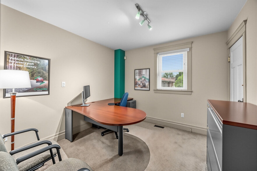 More Photos Of 3569 Cawthra Rd, Mississauga Office For Sale
