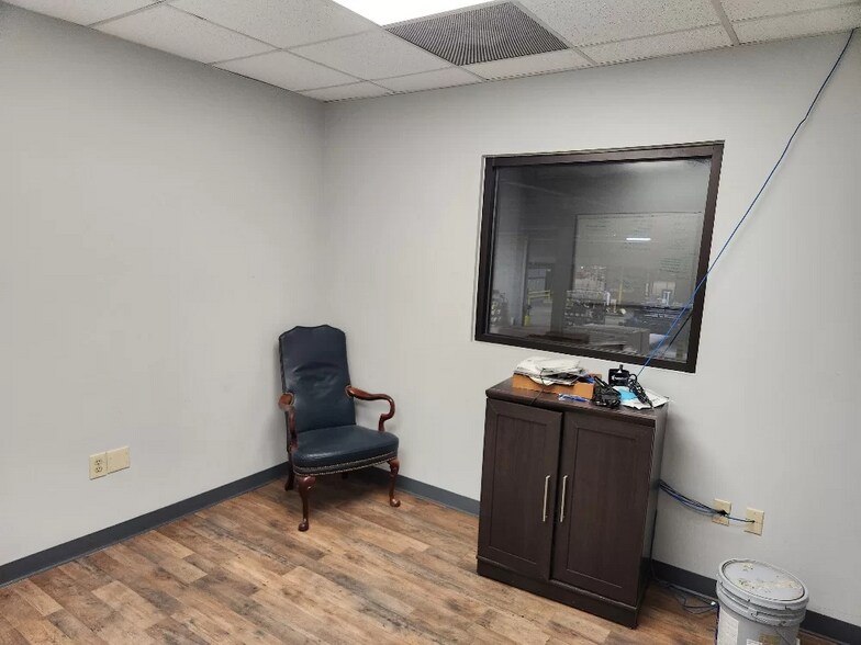 More Photos Of 10901 Carpet St, Charlotte Warehouse For Sale
