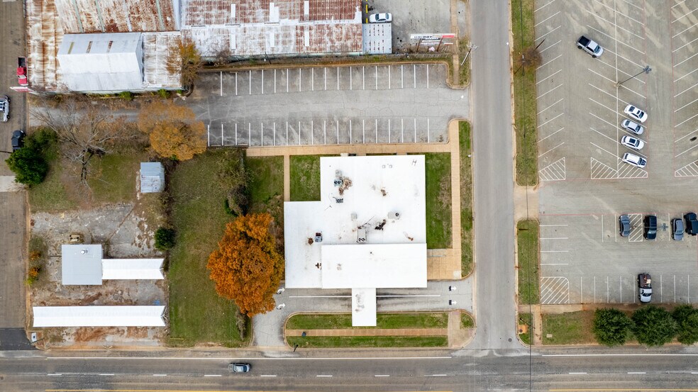 More Photos Of 412 E Lacy St, Palestine General Retail For Sale