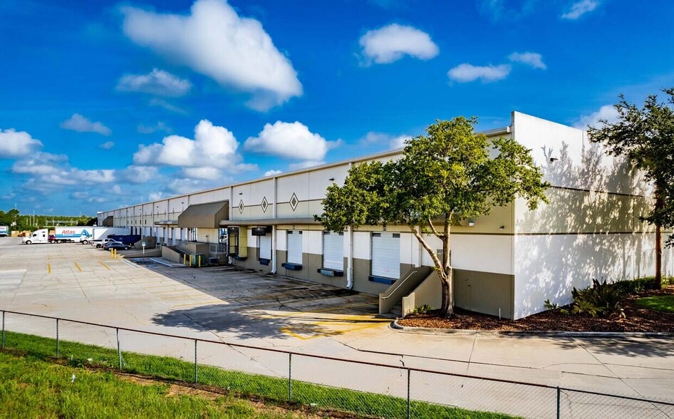 More Photos Of 2507 Investors Row, Orlando Distribution For Lease