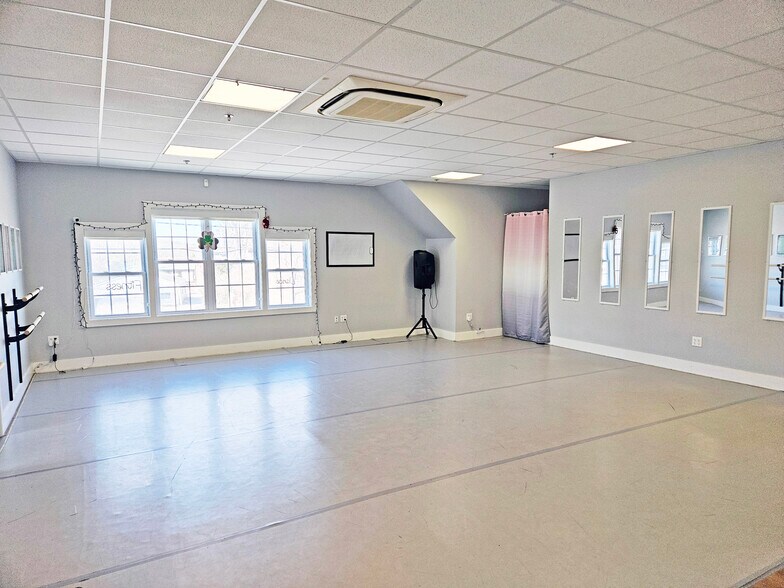 More Photos Of 437 Portsmouth Ave, Greenland Restaurant For Sale